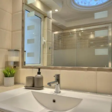 Elegant 2-bedroom With Sea View, 100m2 Atény