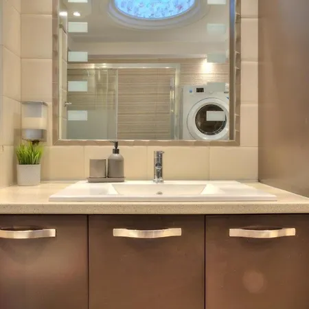 Apartmán Elegant 2-bedroom With Sea View, 100m2 *